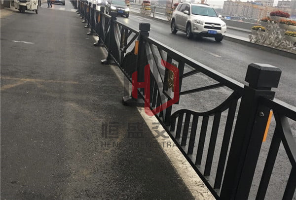 中央护栏